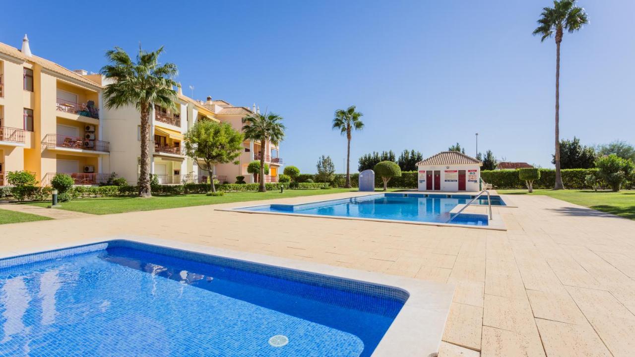 Serene Apartment W/ Balcony And Pool By Lovelystay Quarteira Exterior foto