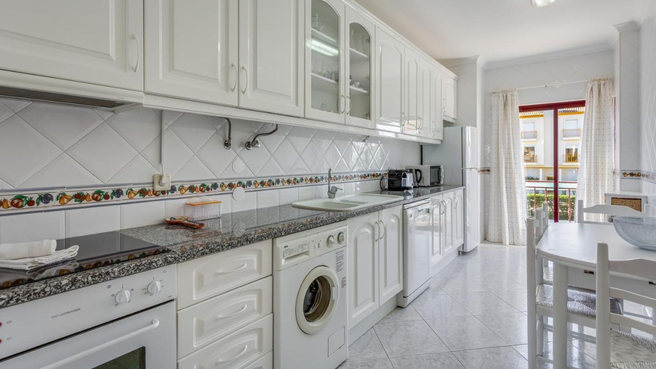 Serene Apartment W/ Balcony And Pool By Lovelystay Quarteira Exterior foto