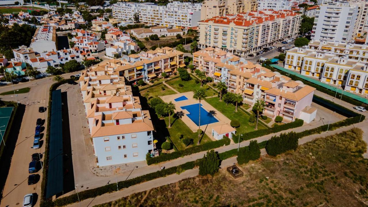 Serene Apartment W/ Balcony And Pool By Lovelystay Quarteira Exterior foto